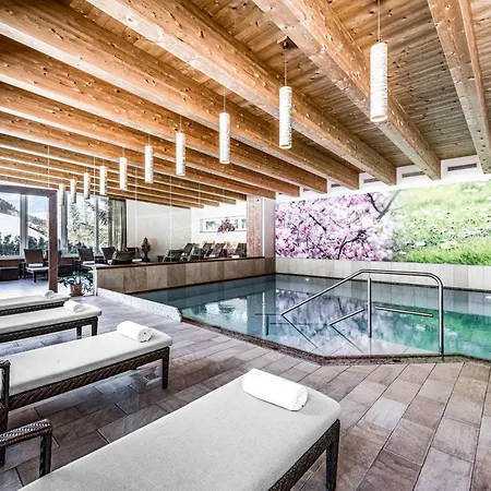 Vierjahreszeiten Hintertux Hotel 4*