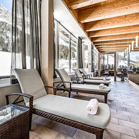 Vierjahreszeiten Hintertux Hotel 4*