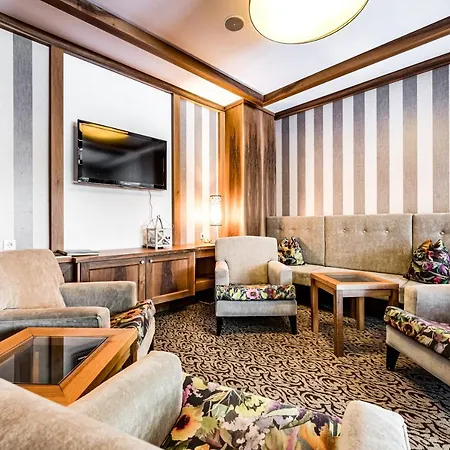 Vierjahreszeiten Hintertux Hotel 4*
