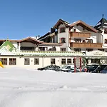 Vierjahreszeiten Hotel 4*